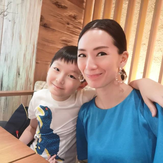 何仙姑郑秀珍瘦脱相了？不仅脸上的法令纹明显，颈纹都显得好尴尬