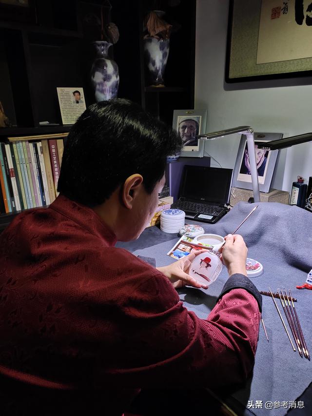 手艺了得！中国大叔鼻烟壶内反向作画，引200万TikTok网友围观