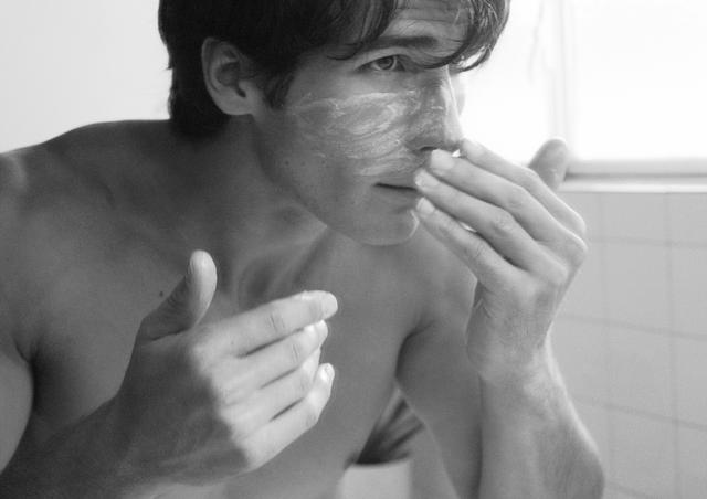 谁在制造“完美男性”？