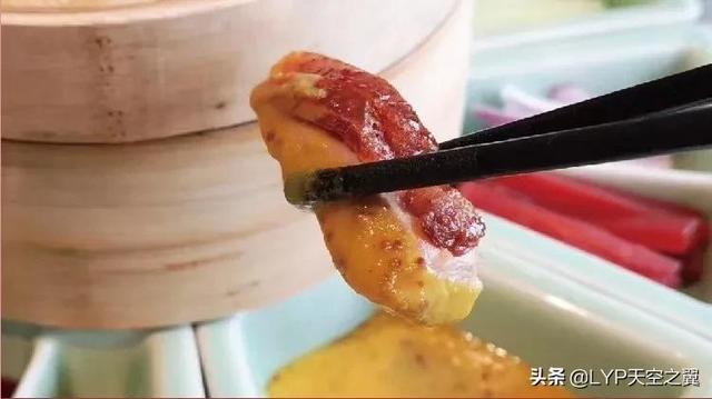 「郑州美食探店」传统挂炉加果木炭烤制，地道的北京烤鸭