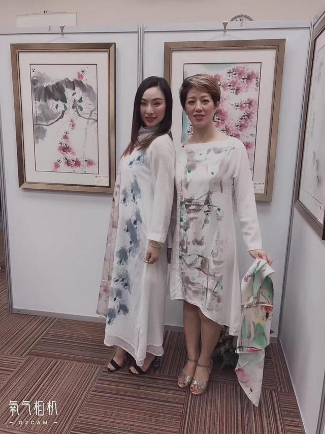 张智棟大师创作的手绘新禅意服装和丝巾作品靓丽展演