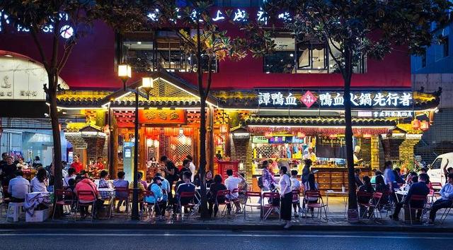 谭鸭血老火锅真材实料传承火锅文化 创新之力赋能新国潮发展