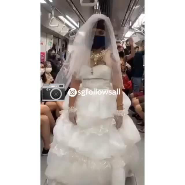 穿婚纱搭地铁不稀奇！新人与宴客乘搭同一列到婚礼现场