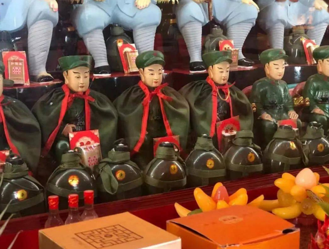 惠安解放军烈士庙，手机潜艇模型是祭品，庙主：他们生前没用过
