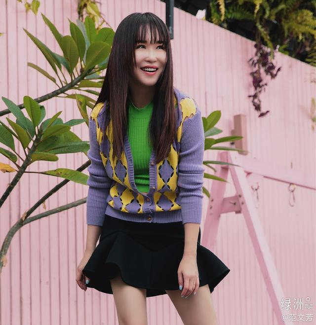 这是50岁该有的状态？童年女神范文芳超短裙配长袜，比少女还少女