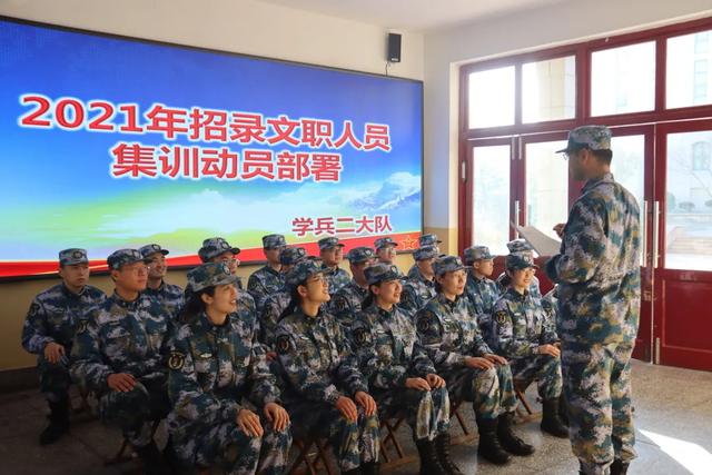 青岛考场“街拍”！文职入职前集训，细节满满全在这里