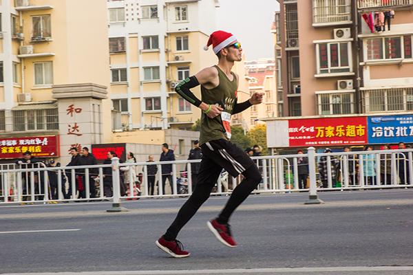 老年人坚持跑步，身体会得到什么？错误的跑法会带来问题，别跑错