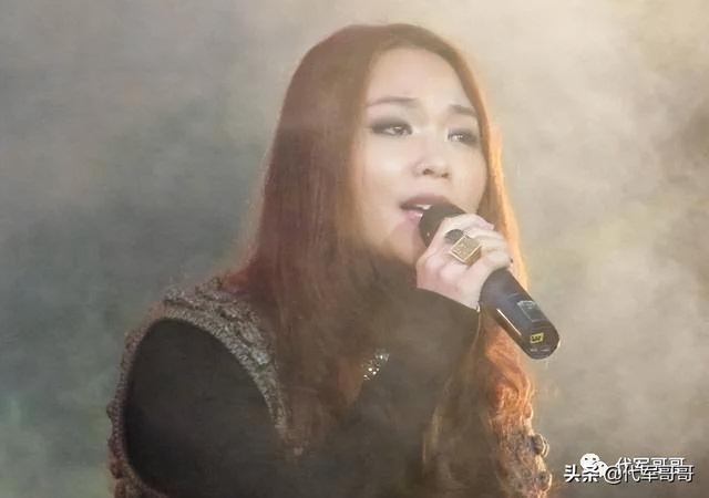 一恋大10岁已婚音乐人，二恋小8岁歌手，48岁的她过得怎样？