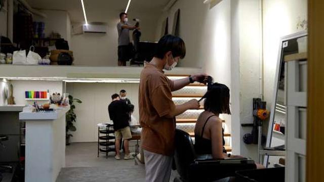 六十多位在上海的外国人，想要抢救一家倒闭的理发店