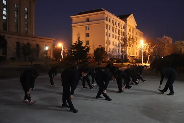 青岛考场“街拍”！文职入职前集训，细节满满全在这里