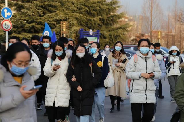 青岛考场“街拍”！文职入职前集训，细节满满全在这里