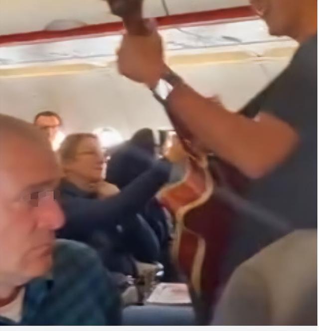 新加坡男子飞机上放飞唱“神曲”遭抨击，被槽：用宗教隐藏自私