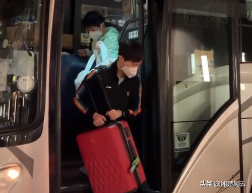国乒主力抵达新加坡，参加大满贯赛事，2小将获胜晋级资格赛第2轮