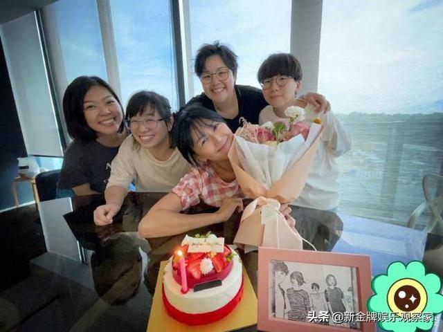 孙燕姿庆44岁生日，歪头捧花似少女，和白发老公似两代人