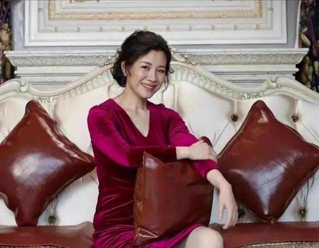 48岁的刘琳一袭酒红色丝绒裙，优雅知性，“戏里戏外”判若两人