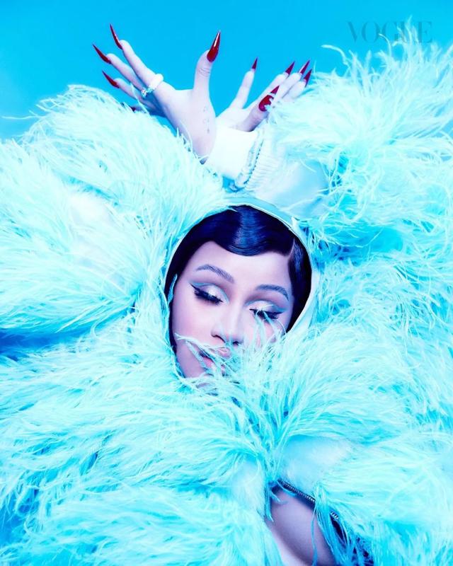 Cardi B 登上新加坡版《VOGUE》封面