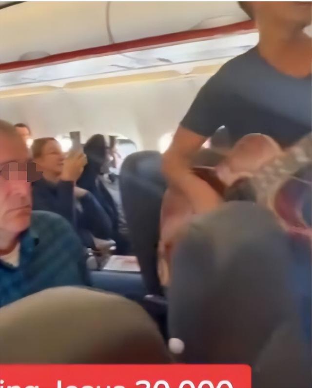 新加坡男子飞机上放飞唱“神曲”遭抨击，被槽：用宗教隐藏自私