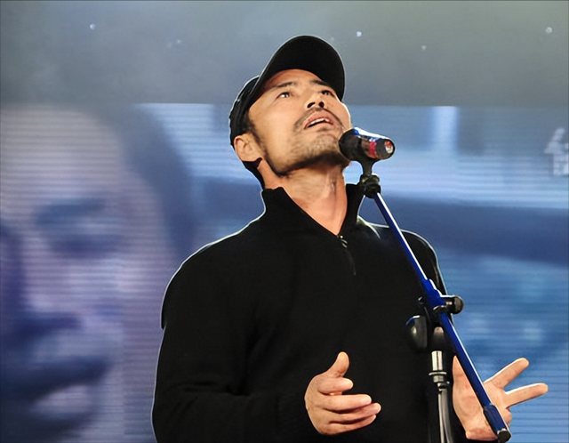 11年前，农民工兄弟，翻唱汪峰歌曲爆火，登上春晚，如今怎样了