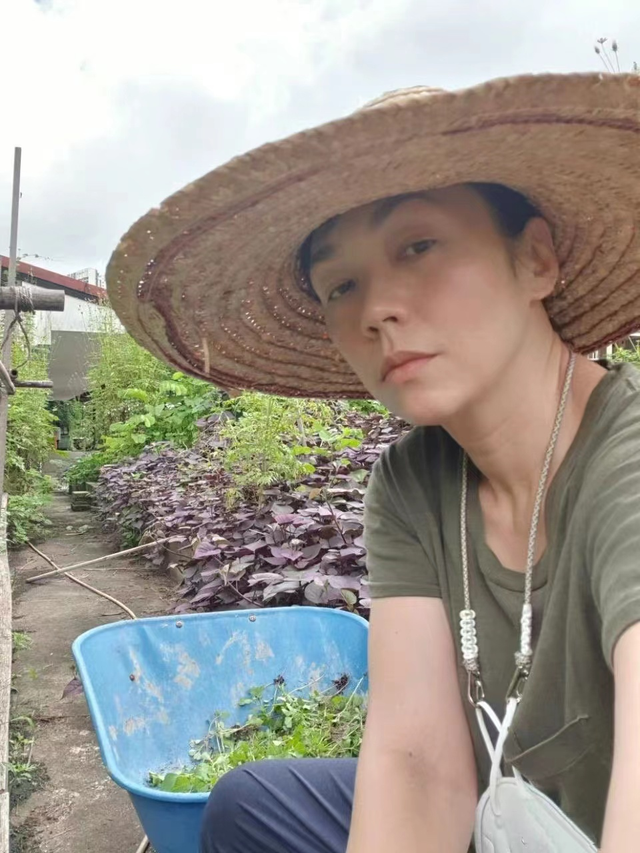 49岁女星没工作回家干农活，戴草帽除草喂鸡，表情冷漠自嘲像农夫