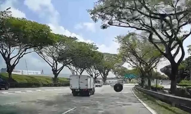 生死瞬间！新加坡轿车闪“飞轮”失控撞飞，“仰轮朝天”
