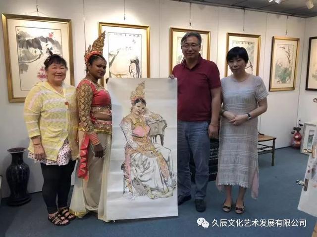 水墨画大师张智棟作品展期间为新加坡各界朋友绘制水墨肖像画