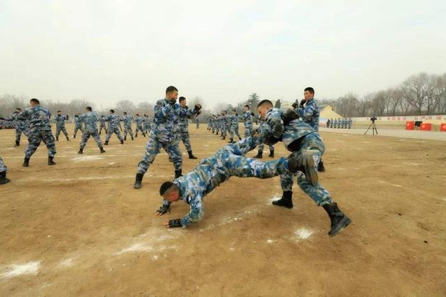 英国为何要迎合美国在南海挑衅？中国强势警告外，如何智慧应对？