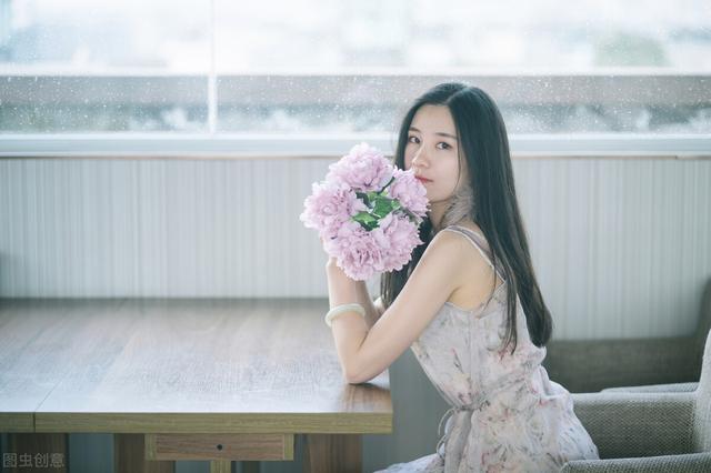 故事：我被派去和甲方总裁谈合作，推开门，发现是分手四年前男友