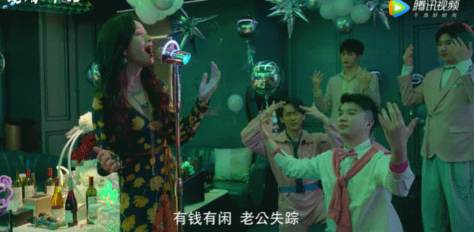 21岁被骂“人妖”，23岁成内衣女神，43岁刚爆红，却偷偷隐婚生子