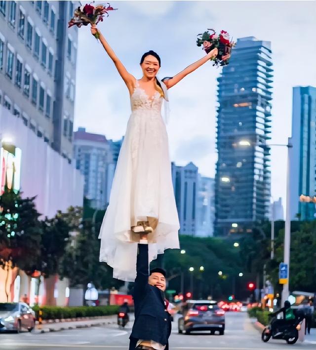 新加坡啦啦队夫妻街拍婚纱照秀高难度，惊掉路人下巴