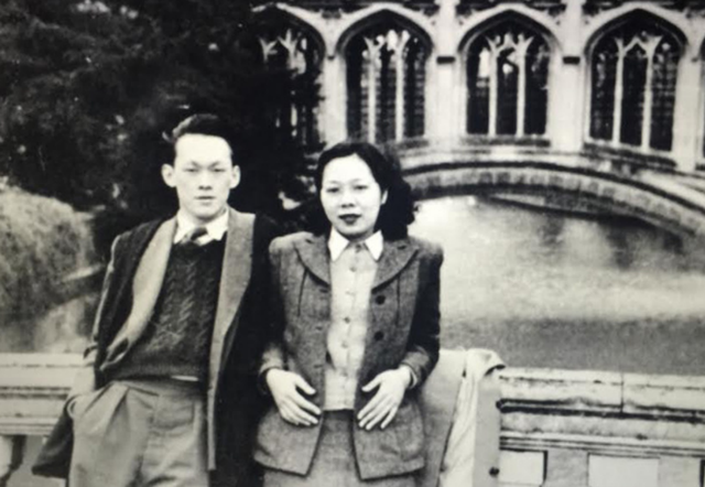 1947年秘密结婚，相伴63年妻去世，葬礼上李光耀两次吻别感动世人