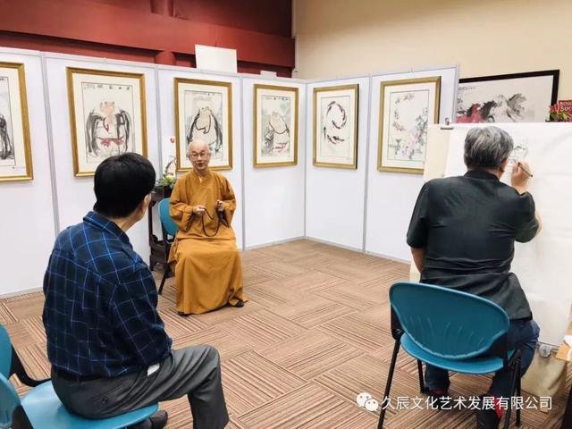 水墨画大师张智棟作品展期间为新加坡各界朋友绘制水墨肖像画