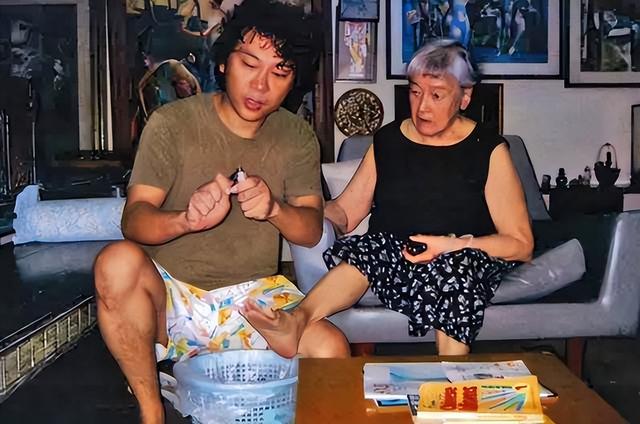 杭州小伙勾搭上79岁新加坡富婆，企图下药还骗钱，结果如何？