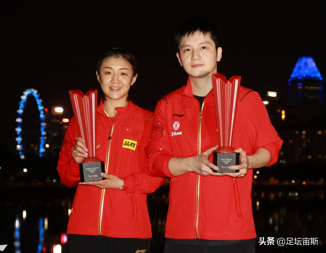 陈梦捂脸害羞，大秀定制版项链、手链，美甲抢镜，礼物都来自爸爸