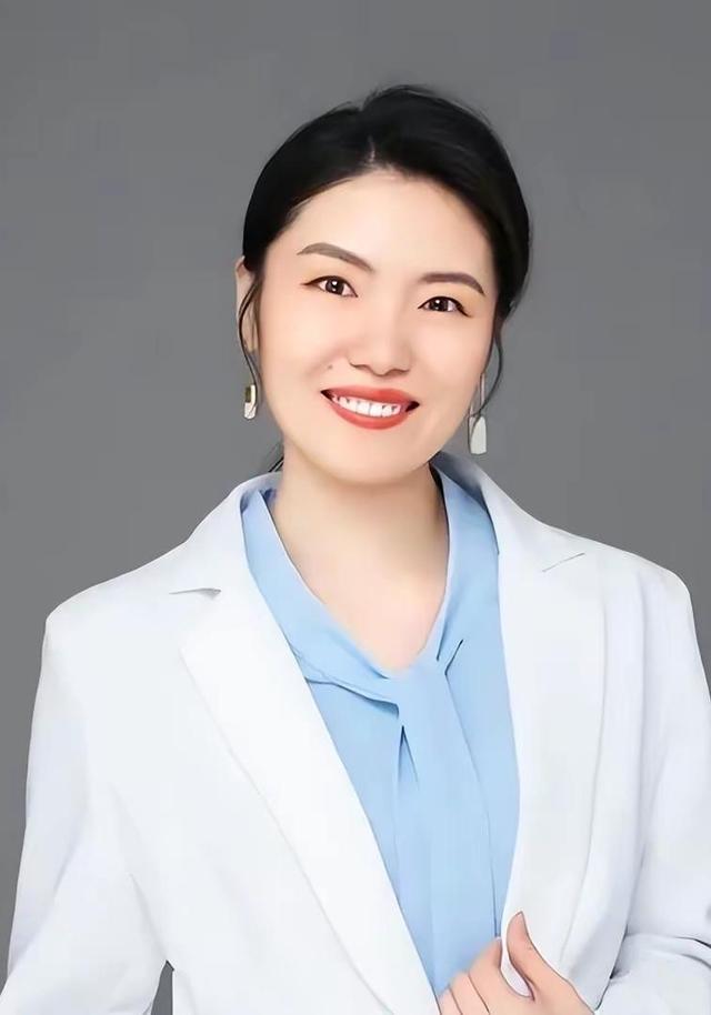 30岁江西女人，中国第一位盲人化妆师，考取潜水证，已结婚生子