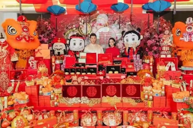 何猷君前女友再婚太奢华！聘礼金条摆满房间，与男方拥吻好恩爱