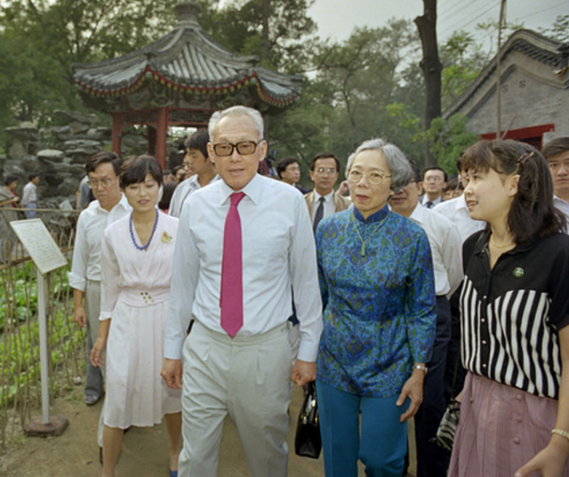 1947年秘密结婚，相伴63年妻去世，葬礼上李光耀两次吻别感动世人