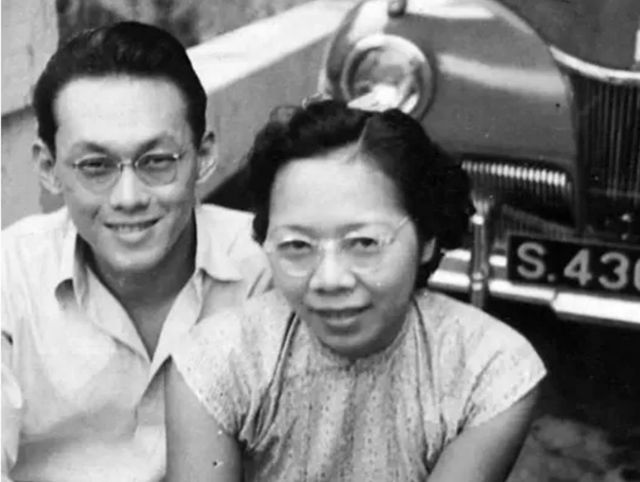 1947年秘密结婚，相伴63年妻去世，葬礼上李光耀两次吻别感动世人