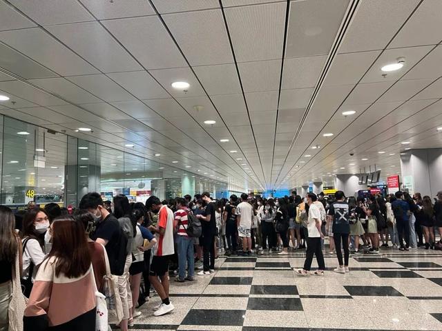 王嘉尔抵新获大批粉丝接机，与新加坡旅游局开启全球战略内容合作