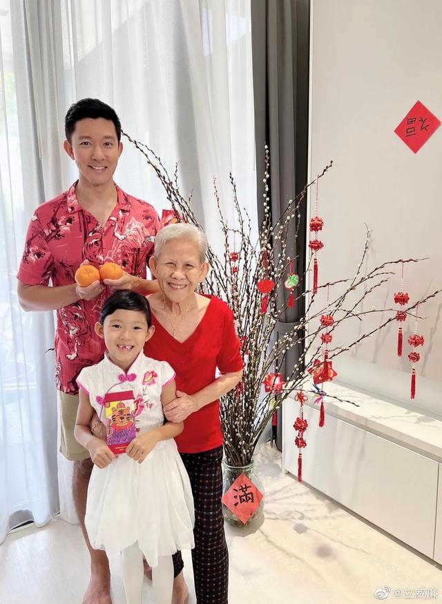 新加坡式春节！立威廉晒幸福，45岁穿花衬衫略显油腻，女儿7岁了