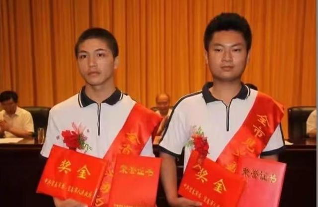 2014年，江西2位夺刀少年，救全车人后，错过高考，如今怎样