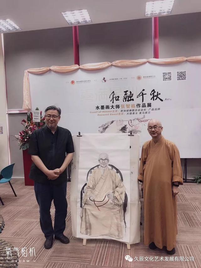 水墨画大师张智棟作品展期间为新加坡各界朋友绘制水墨肖像画