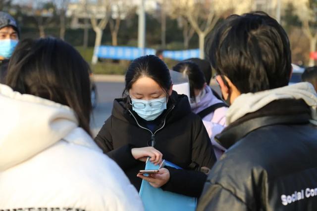 青岛考场“街拍”！文职入职前集训，细节满满全在这里