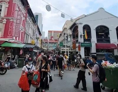新加坡新奥密克戎629例街上人挤人，街景文化和国内有不同吗？