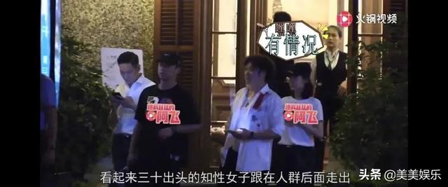 郑恺妻子苗苗衣着宽松，双手挡住腹部！网友：怀二胎了？