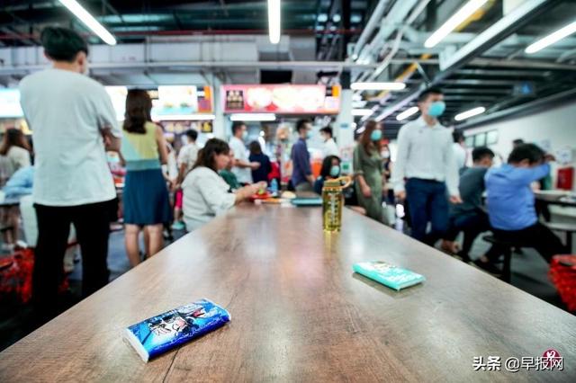 回办公室上班 新加坡食肆现午餐人潮