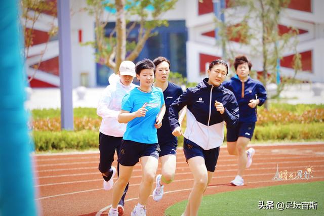 国乒5朵金花跑步，孙颖莎累到叉腰，陈梦表情痛苦，男队员光膀子