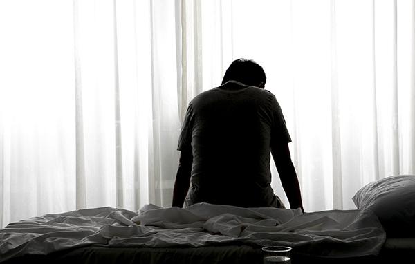 看不见的老年抑郁寒流：60岁老人对家人说想死被认为在“作”，反复祈求医生救自己，最终投江自杀