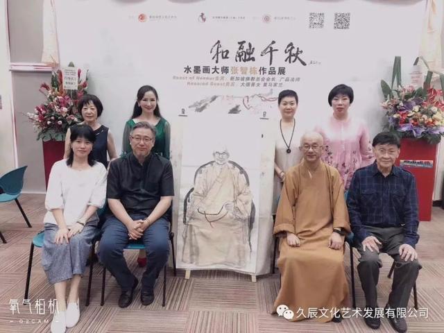 水墨画大师张智棟作品展期间为新加坡各界朋友绘制水墨肖像画