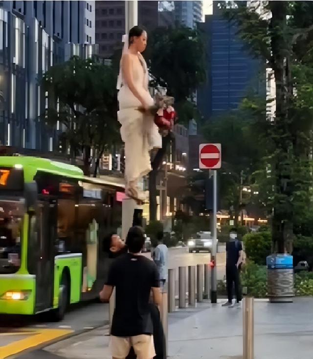 新加坡啦啦队夫妻街拍婚纱照秀高难度，惊掉路人下巴