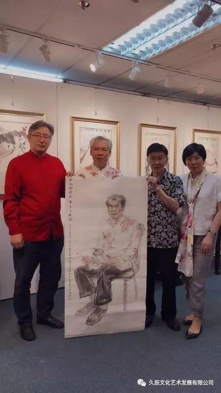 水墨画大师张智棟作品展期间为新加坡各界朋友绘制水墨肖像画